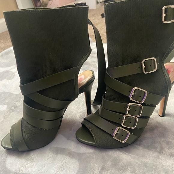 Worn once - Picture 1 of 2